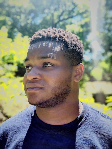 Close-up de um jovem olhando para longe