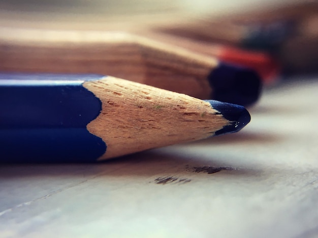 Foto close-up de um lápis azul na mesa