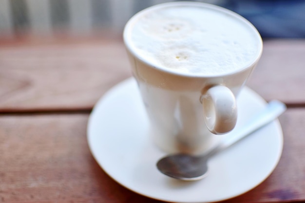 Close-up de um latte em uma mesa de madeira