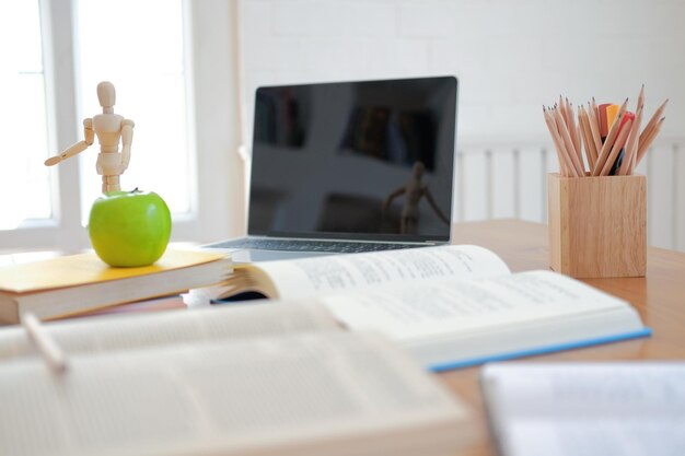 Close-up de um livro aberto na mesa em casa