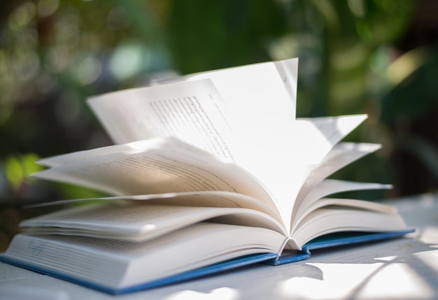 Close-up de um livro aberto na mesa
