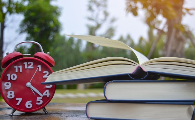 Foto close-up de um livro aberto na mesa