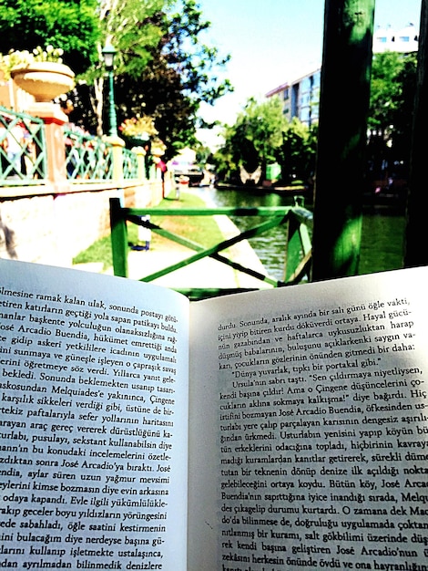 Foto close-up de um livro com um lago no fundo