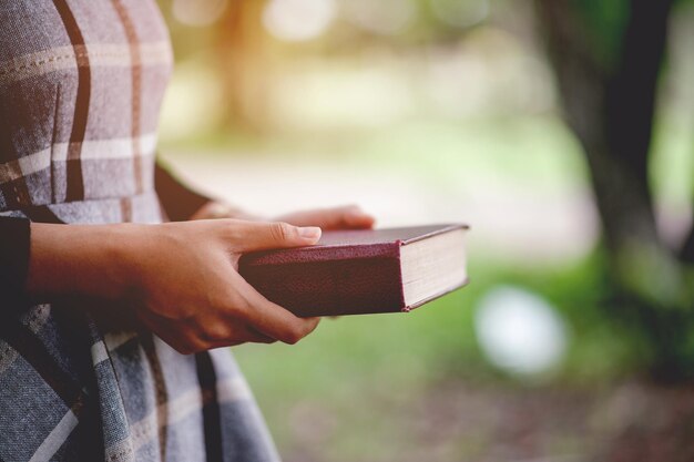 Foto close-up de um livro na mão