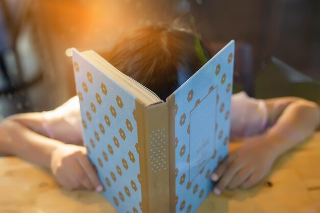 Foto close-up de um livro na mão