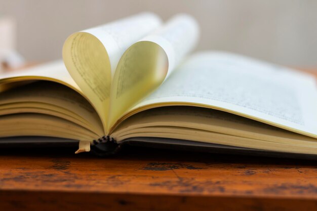 Foto close-up de um livro na mesa