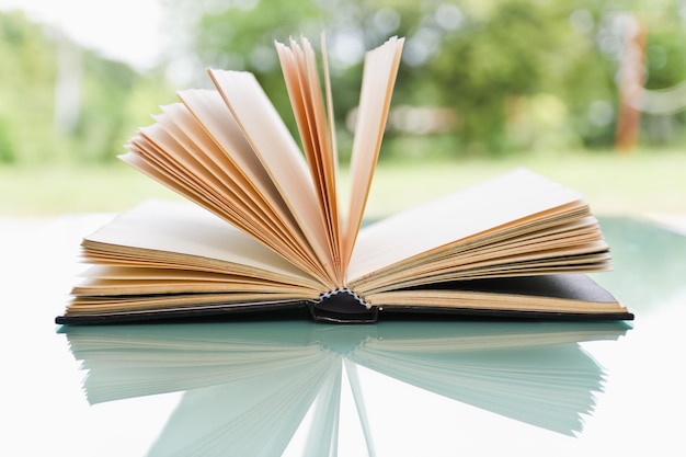 Close-up de um livro na mesa