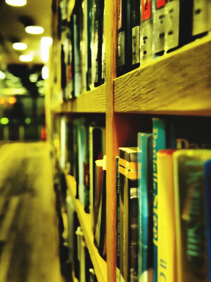 Foto close-up de um livro na prateleira
