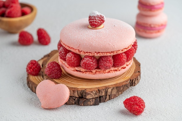 Close-up de um macarrão de framboesa rosa