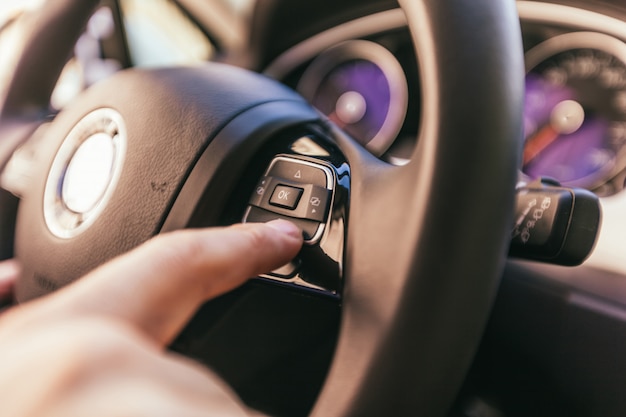 Close-up, de, um, mão masculina, em, um, carro moderno