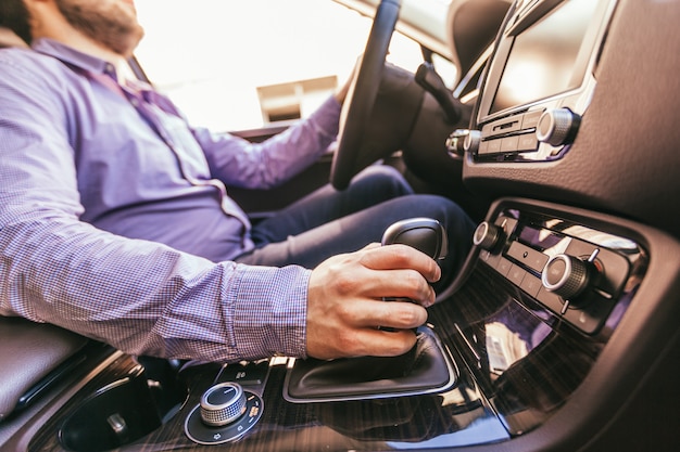 Close-up, de, um, mão masculina, em, um, carro moderno