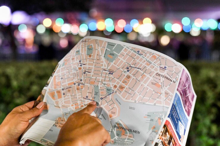 Foto close-up de um mapa em mão contra um fundo desfocado