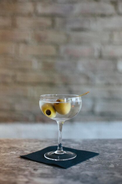 Close-up de um Martini em um restaurante da cidade
