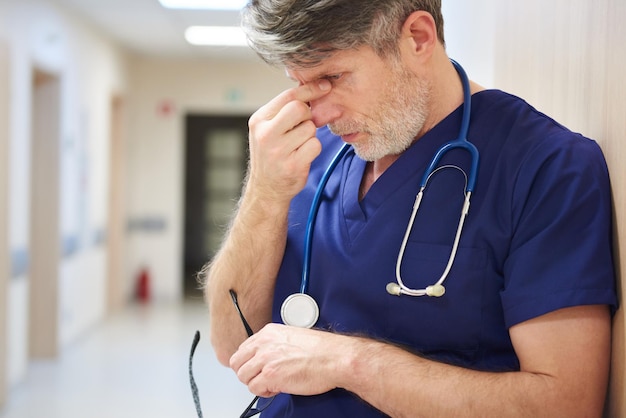 Foto close-up de um médico cansado