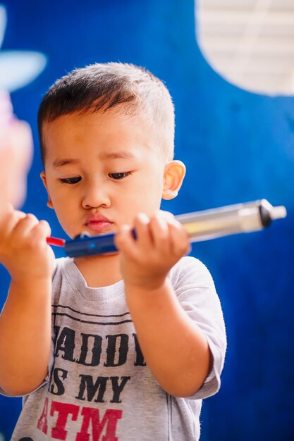 Foto close-up de um menino brincando com um brinquedo