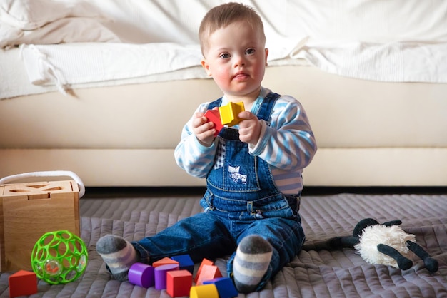 Foto close-up de um menino com deficiência física com um brinquedo