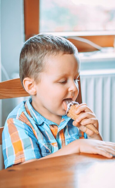 Close-up de um menino comendo comida em casa