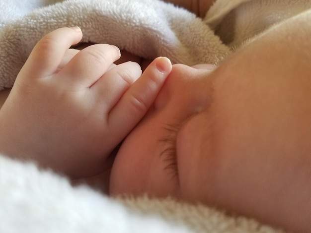 Close-up de um menino dormindo em casa
