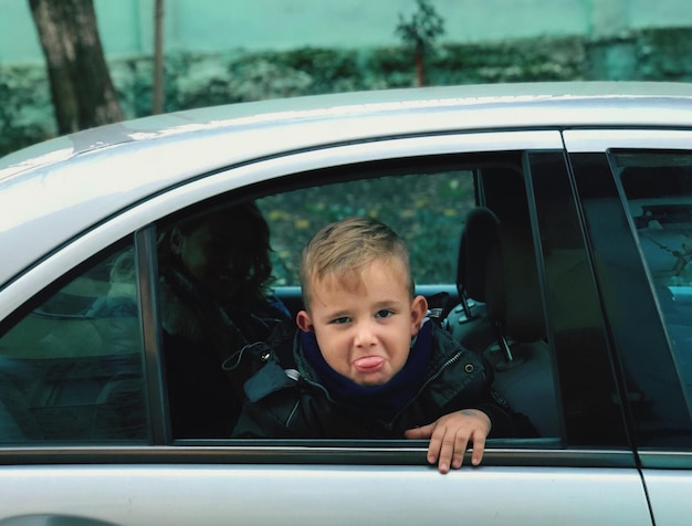 Close-up de um menino no carro