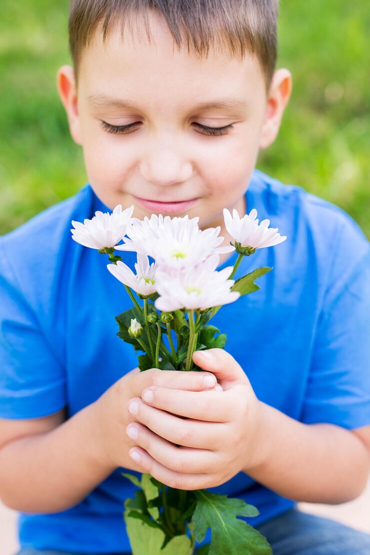 Foto close-up de um menino segurando flores no campo