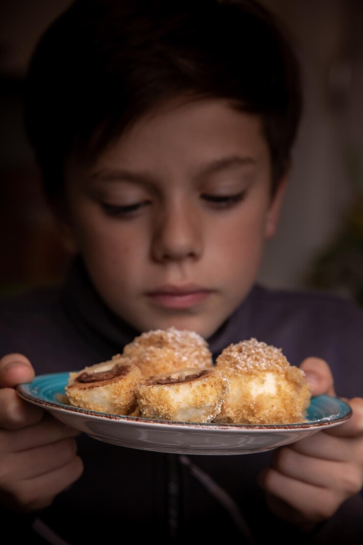 Foto close-up de um menino segurando um prato com comida