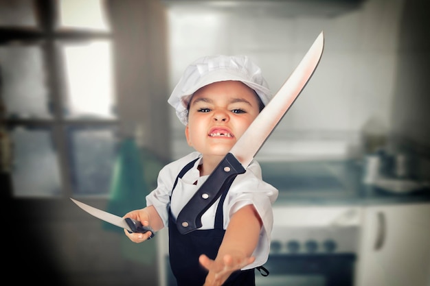 Foto close-up de um menino zangado jogando uma faca de cozinha