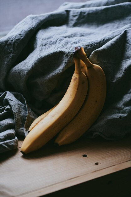 Close-up de um monte de bananas em um fundo de tecido escuro