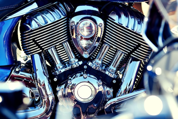 Close-up de um motor de motocicleta cromado