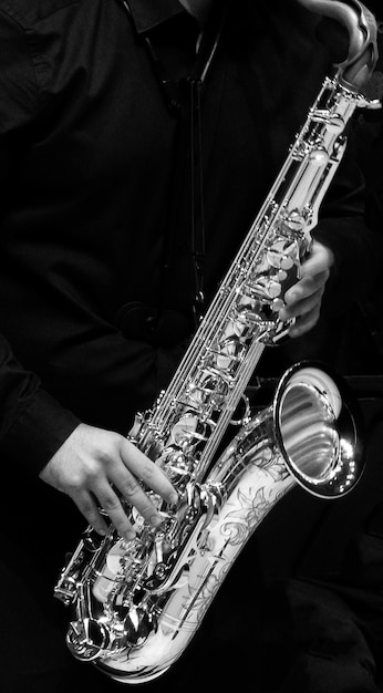 Close-up de um músico tocando um equipamento musical