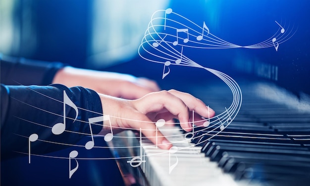 Close-up de um músico tocando um teclado de piano