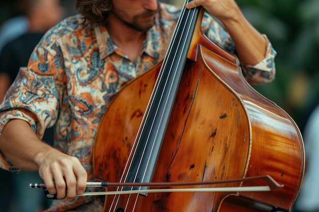 Close-up de um músico tocando violoncelo tocando um cara bonito usando um instrumento musical ao ar livre