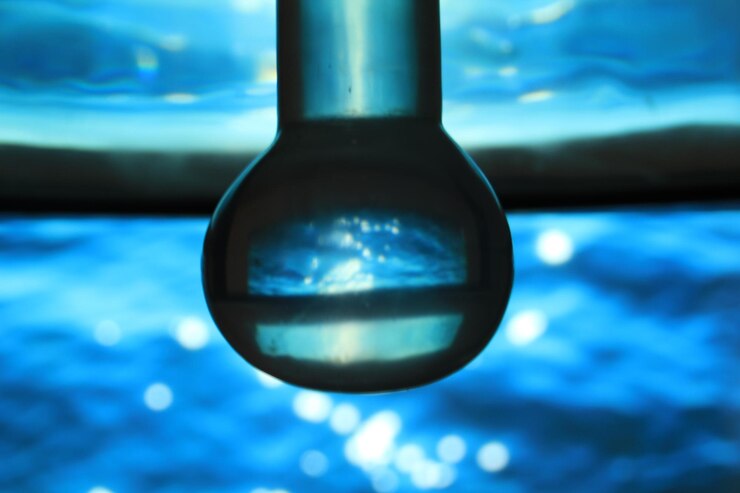 Foto close-up de um objeto azul transparente