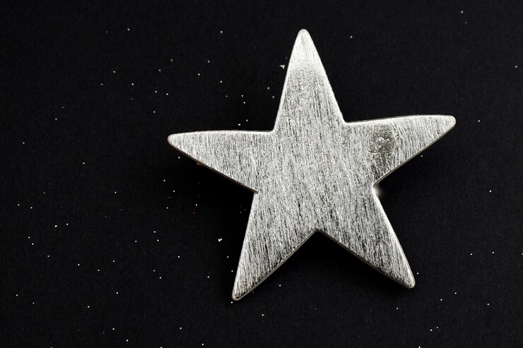 Foto close-up de um objeto em forma de estrela na mesa