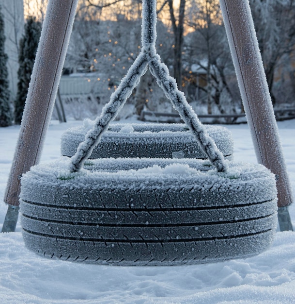Close-up de um parque infantil coberto de neve