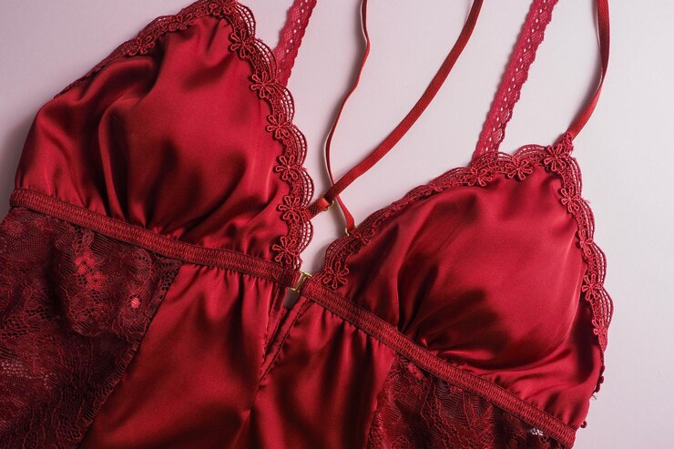 Close-up de um peignoir burgundy feminino Roupas texturas de roupa interior feminina