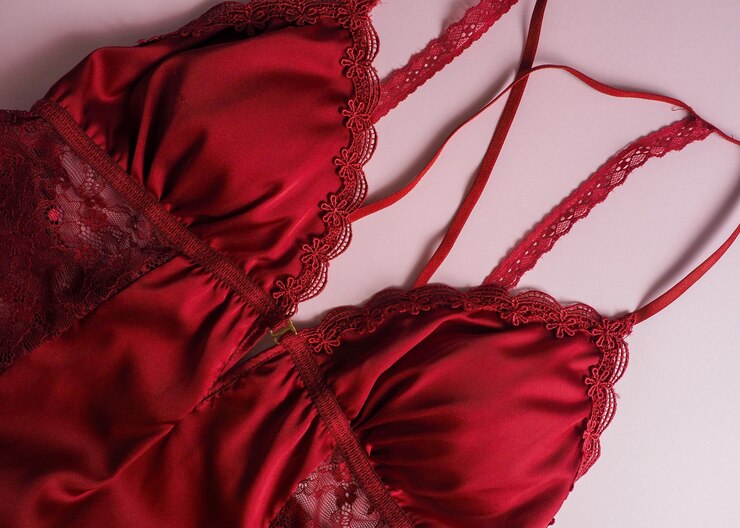 Close-up de um peignoir burgundy feminino Roupas texturas de roupa interior feminina