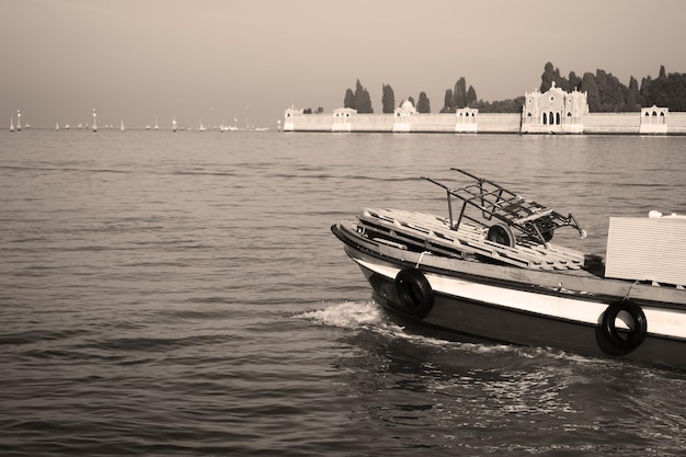 Close-up de um pequeno barco de carga em tom vintage