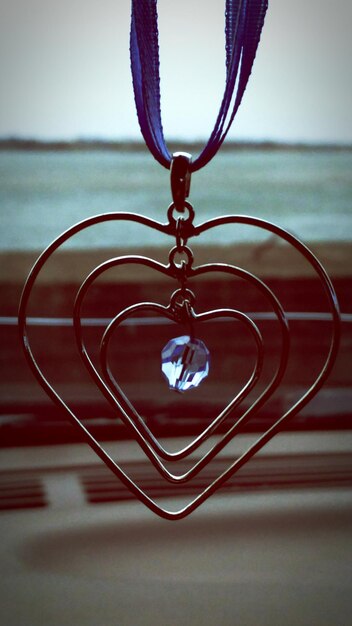 Foto close-up de um pingente em forma de coração