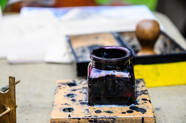 Foto close-up de um poço de tinta na mesa