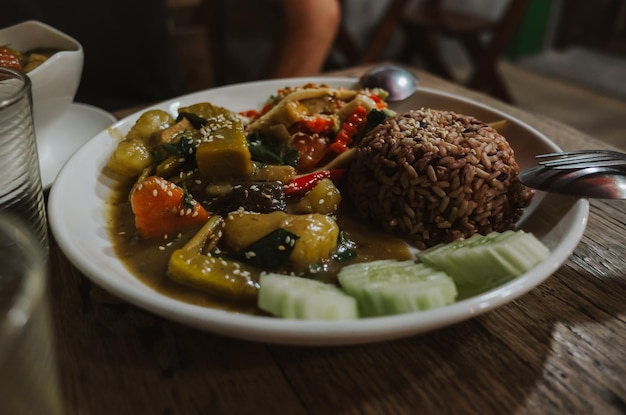 Foto close-up de um prato vegetariano de curry verde servido em um prato