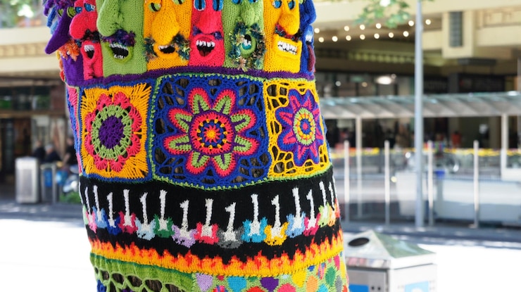 Foto close-up de um produto de arte colorido com bordados