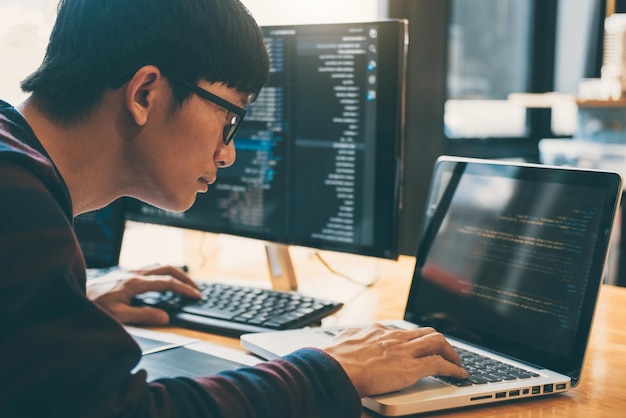 Close-up de um programador masculino codificando no escritório