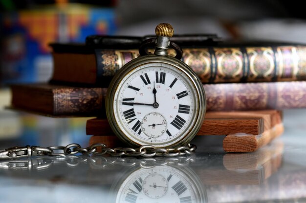 Foto close-up de um relógio de bolso na mesa