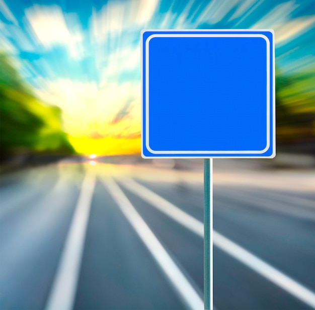 Foto close-up de um sinal de estrada vazio contra o céu azul