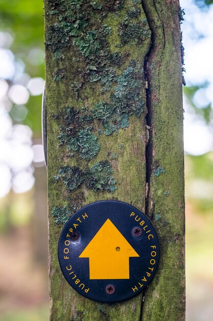 Foto close-up de um sinal de informação em madeira