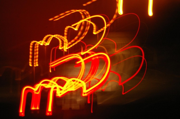Foto close-up de um sinal iluminado contra um fundo preto