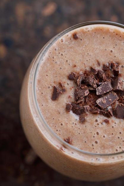 Close-up de um smoothie de chocolate na mesa