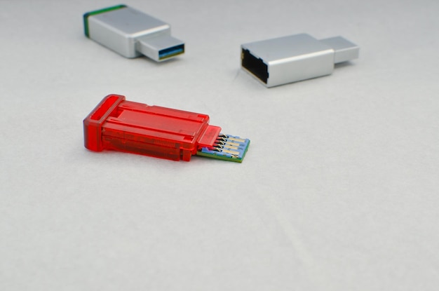 Close-up de um stick usb aberto revelando seu circuito interno para reparo e manutenção referindo-se ao conceito de tecnologia ou recuperação de dados avançada