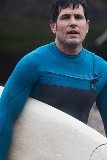 Close-up de um surfista saindo da água no espaço de cópia
