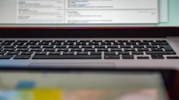 Close-up de um teclado de computador na mesa